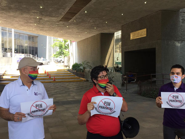 Comunidad LGBT protesta contra ‘Pin Parental’ 1 Pin parental 3