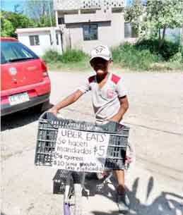 Chumel Torres regala tablet a niño que hace mandados en Victoria 1 VICTORIA