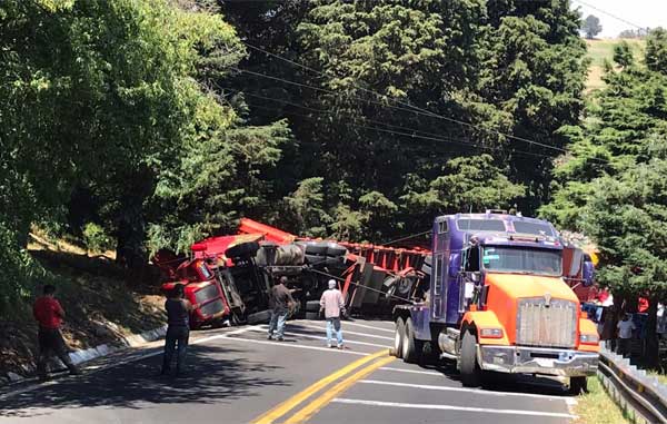 ¡Qué dolor! Se vuelca trailer cargado de cerveza 1 accid
