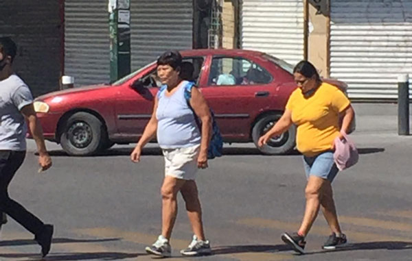 En centro de Monterrey 'olvidan' el tapabocas 2 gente