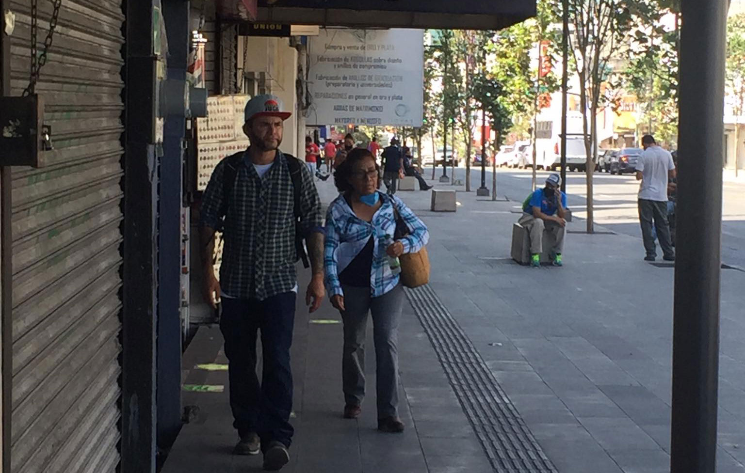 En centro de Monterrey 'olvidan' el tapabocas 1 persona