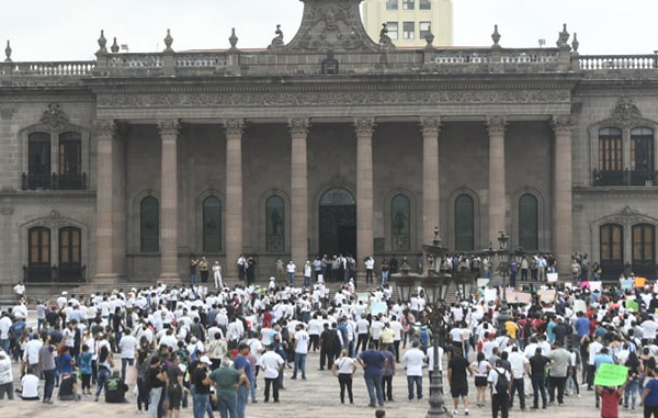 ‘Megaprotesta’ junta a miles de trabajadores afectados por la pandemia 2 100887079 738795603327385 8769827849788981248 n