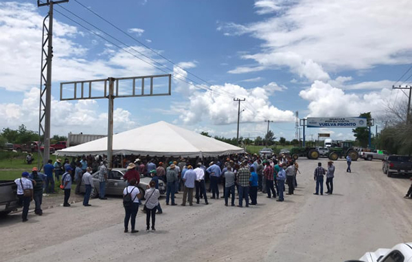 Campesinos bloquean puente internacional de Progreso 1 103412143 612177076106837 5558224043574656952 n