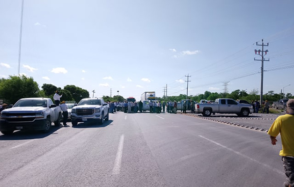 Bloquean agricultores en la Reynosa-Río Bravo 2 104632232 220071035627947 3956793226786403175 n