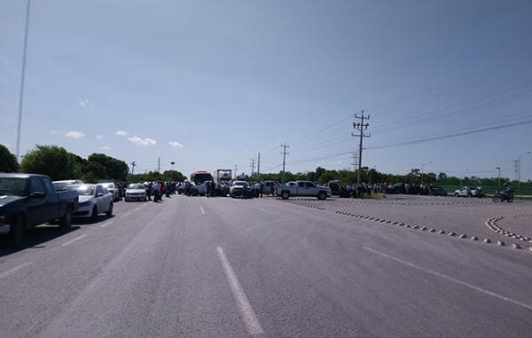 Agricultores bloquean carretera Reynosa-Río Bravo 1 104931142 549674652369348 5018367461615385274 n