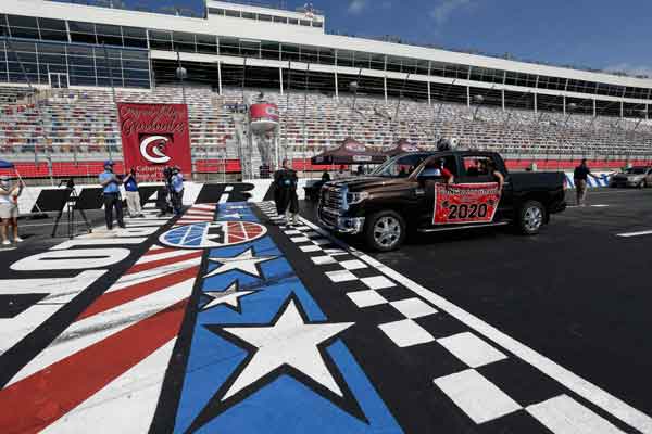 Graduados reciben su diploma a bordo de sus autos en pista de Nascar 2 Graduacion Nascar 1