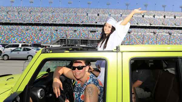 Graduados reciben su diploma a bordo de sus autos en pista de Nascar 1 Graduacion Nascar 2