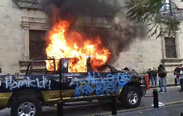 quema-de-patrulla-durante-una-protesta-por-la-muerte-de-giovanni-lopez