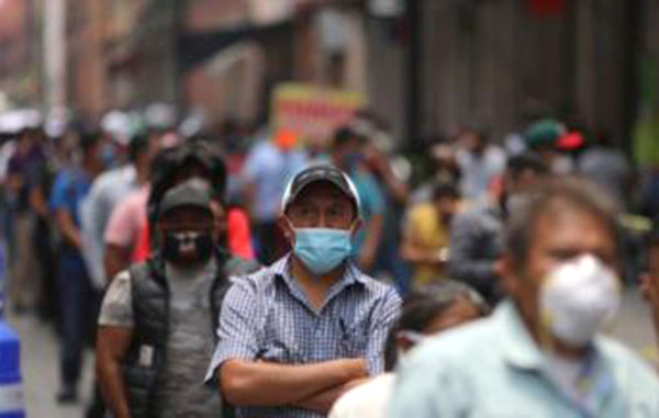 FOTO DE ARCHIVO: Varias personas con mascarillas en Ciudad de México