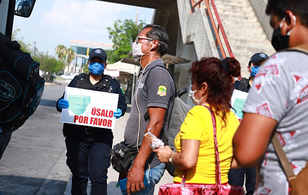 Alcaldesa y policías reparten cubre bocas en Guadalupe 2 106217687 264245234869352 7851464833200139530 n