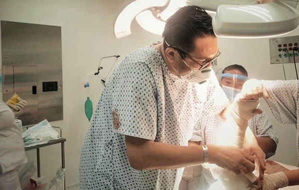Médico que era atendido en urgencias decidió ayudar a otro paciente 1 116052393 2821277094762795 5455572126990795568 n
