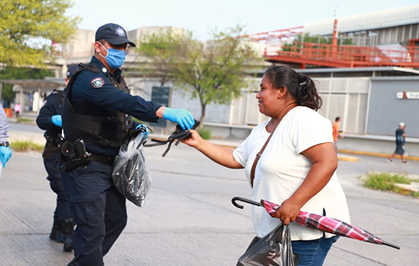 Alcaldesa y policías reparten cubre bocas en Guadalupe 1 74433287 753232545431619 5261698786721710511 n