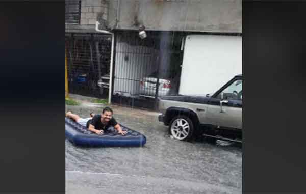 Aprovechan lluvias para pasear en colchón inflable 2 APODACA 3