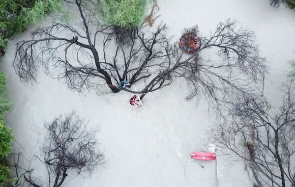 Rescatan a familia atrapada en vehículo arrastrado por corriente 1 Rescatan 3