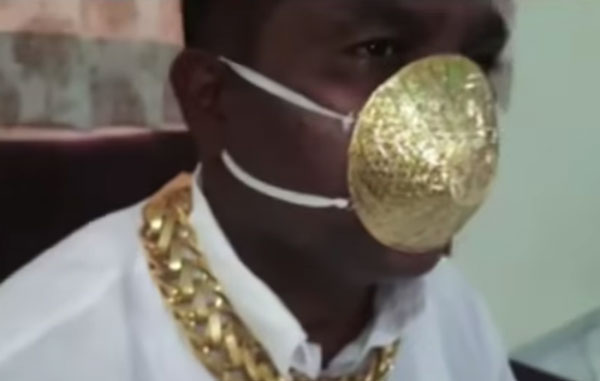 Hombre es criticado por usar cubrebocas de oro (VIDEO) 1 cubre