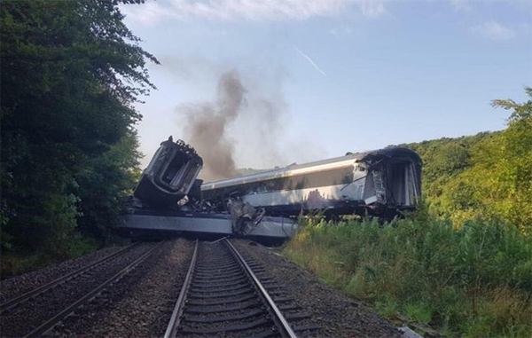 Tres muertos por descarrilamiento de tren en Escocia (VIDEOS) 2 117121432 927368381115464 3386726305561649008 n