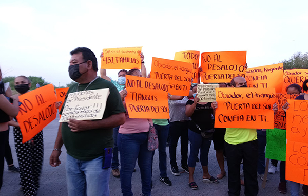 Se reúnen manifestantes en conferencia de AMLO en Reynosa 2 118586910 992042997926166 5658457837513011773 n