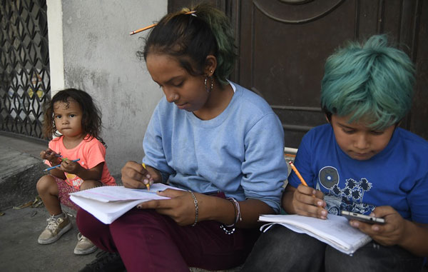 Luz y Raúl toman clases en la calle bajo el sol 2 123 1