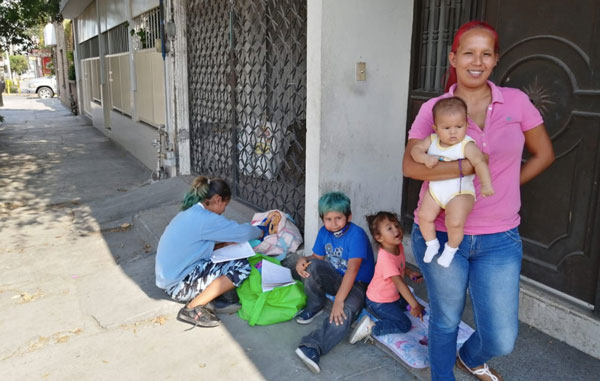 Luz y Raúl toman clases en la calle bajo el sol 1 12344