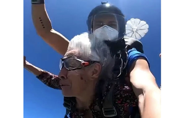 Abuelita extrema cumple su sueño saltando en paracaídas (VIDEO) 2 abue 1