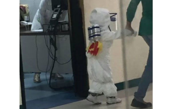 Madre disfraza de astronauta a su hijo para ir al hospital y protegerlo del Covid-19 (FOTOS) 2 ast