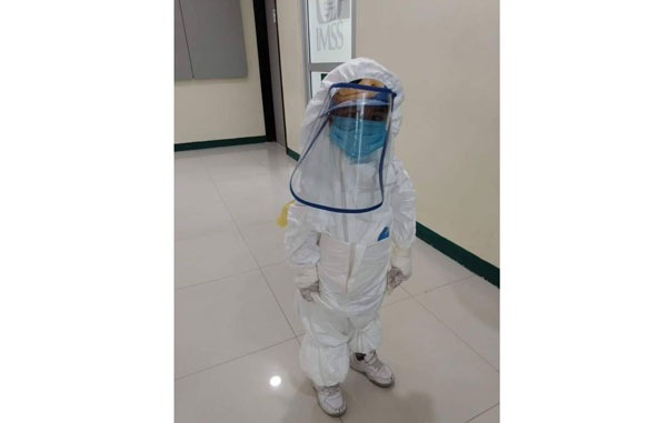 Madre disfraza de astronauta a su hijo para ir al hospital y protegerlo del Covid-19 (FOTOS) 1 astronauta