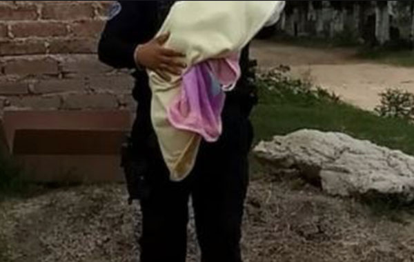 Abandonan a bebé en caja de cartón con pañales y leche en Celaya 2 b1