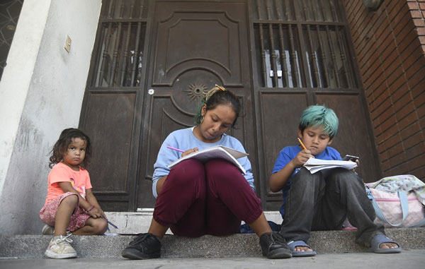 Luz y Raúl toman clases en la calle bajo el sol 3 b34