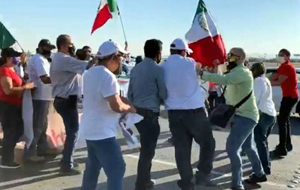 Entre aplausos y reclamos llega AMLO a Refinería de Cadereyta 1 entre protestas sale amlo rumbo a refineria de cadereyta