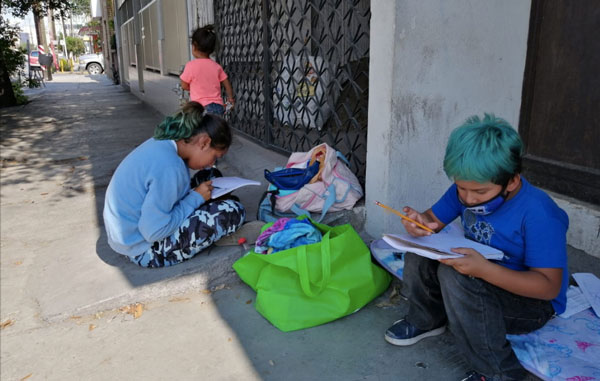 Luz y Raúl toman clases en la calle bajo el sol 4 n1