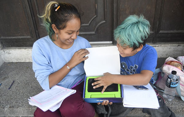 Luz y Raúl toman clases en la calle bajo el sol 5 n44