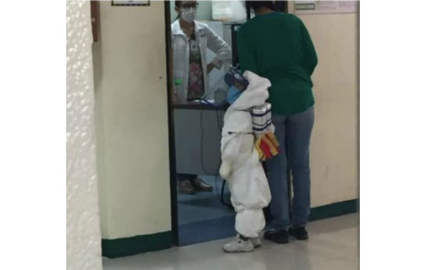 Madre disfraza de astronauta a su hijo para ir al hospital y protegerlo del Covid-19 (FOTOS) 3 tres
