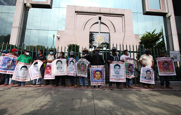 Padres de los 43 protestan en el CJF; acusan corrupción de jueces 1