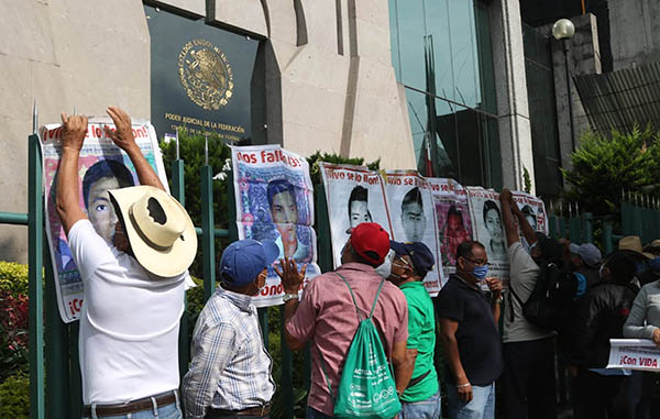 Padres de los 43 protestan en el CJF; acusan corrupción de jueces 2 615333 d0kw3usghk