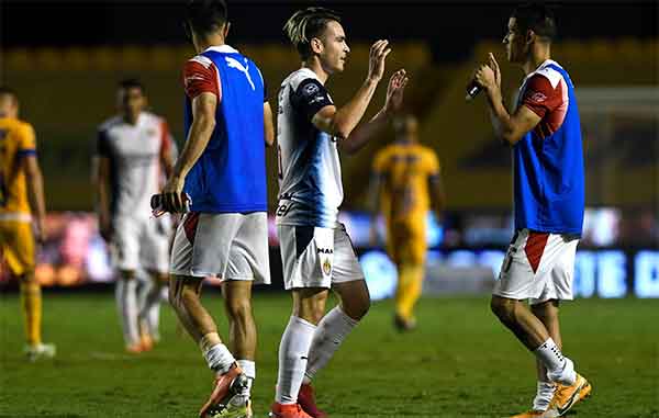 Tigres de mal en peor, cae 3-1 frente a Chivas 2 CHIVAS
