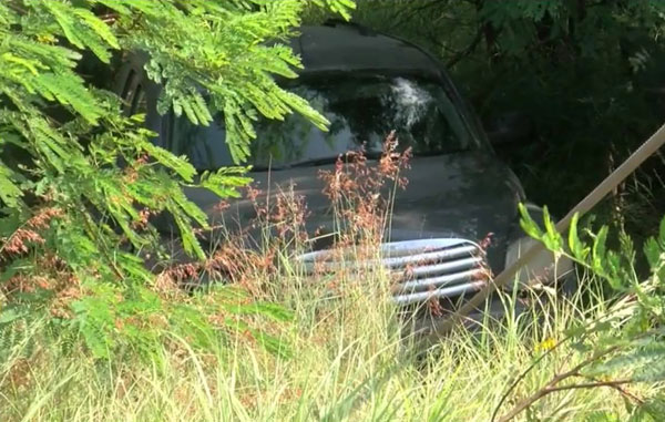Pierde el control del auto y cae al río Santa Catarina 1 HHR 2