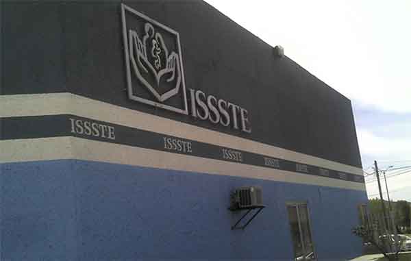 En hospital de Zacatecas ganan uno de los premios de rifa del avión 1 ISSSTE