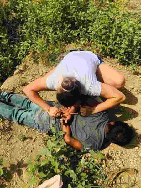 Mujer amarra y somete a violador que intentaba abusar de niño 2 Mujer 3