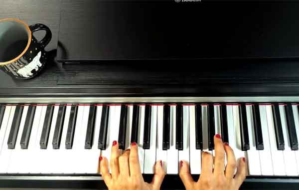 Si deseas aprender piano sigue a Marcela González por YouTube 1 PIANO