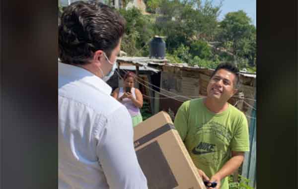 Samuel entrega 100 de computadoras a niños para sus estudios 1 SAMUEL 2 1