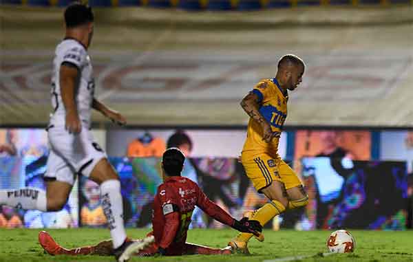Tigres golea 3-0 a Gallos y llega fuerte al Clásico Regio 4 TIGRES 3