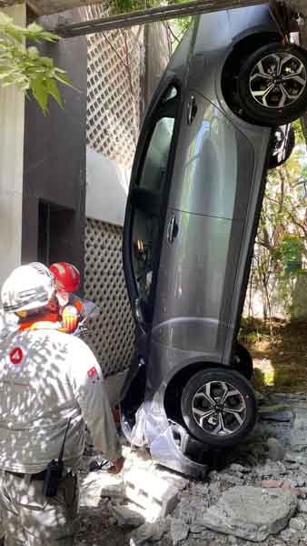 Cae auto de una barda al sur de Monterrey 1 auto parado 2