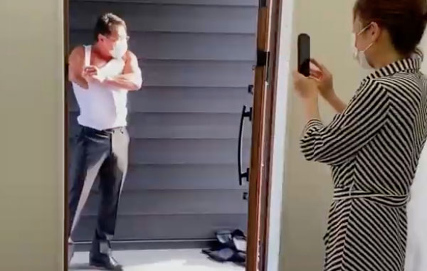 Utiliza repartidores musculosos para llevar comida a domicilio (VIDEO) 2 s2