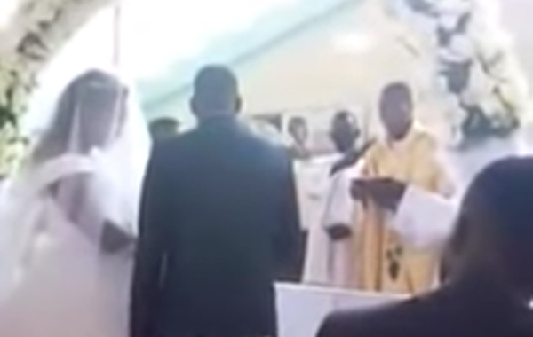 De telenovela, mujer con bebé irrumpe boda de su esposo (VIDEO) 1 53