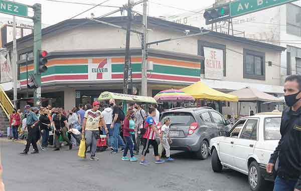 Desobedecen a 'El Bronco'; todos en la calle en Monterrey 3 MONTERREY 3