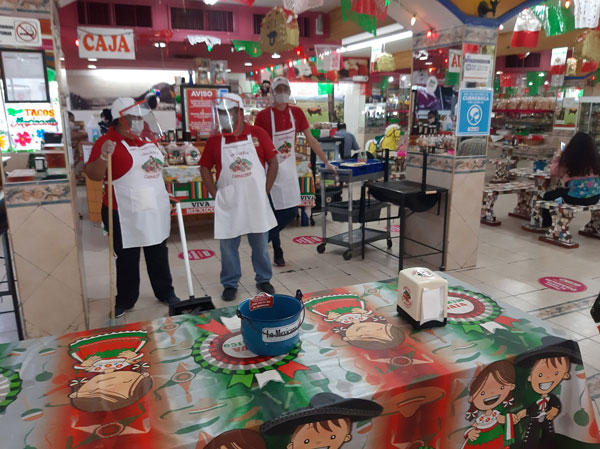 Con fotos del doctor De la O piden la sana distancia 1 De la O tauqeria 2
