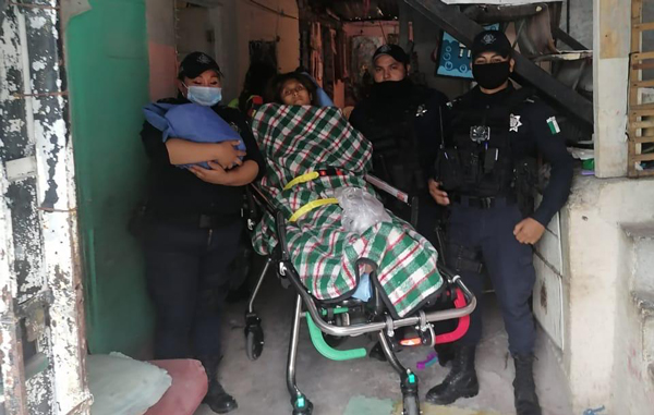 Auxilian Policías de Guadalupe a joven madre que dio a luz 1 policia 1