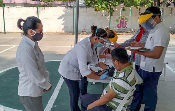 Gobierno maderense lleva acciones de salud a comerciantes de Playa Miramar 2 04