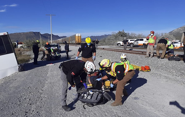 Choque entre tren y autobús deja dos muertos en García 4 131303317 854203682047366 344187940420420514 n
