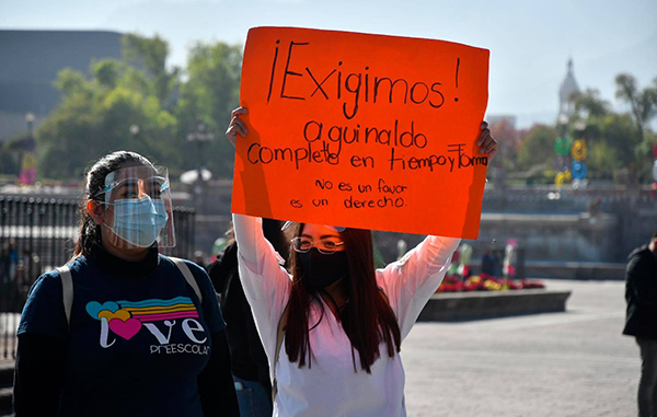 Se vuelven a manifestar maestros por falta de aguinaldo 1 131437527 324802351856126 227589167265353330 n